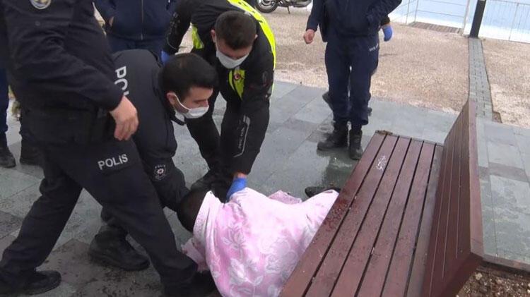 Polislerin zor anları! Denize girdi, kurtarılınca kafasını yere vurdu