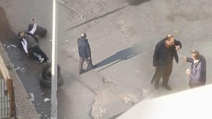 Pompalı tüfekle oğlunu vurup başında bekledi!