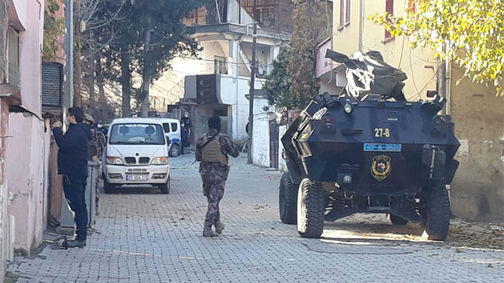 Rehin aldığı annesini öldürdü