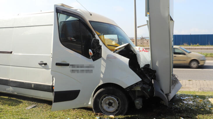 Reklam panosuna çarpan minibüsün sürücüsü yaralandı