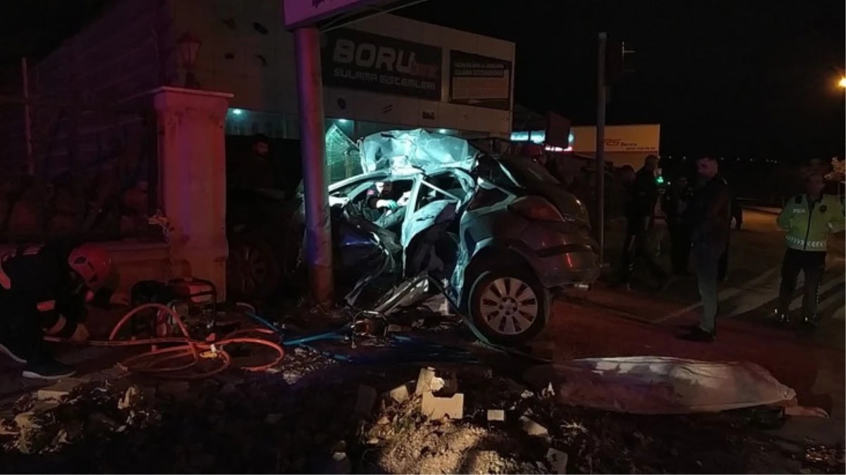 Reklam tabelasına çarpan otomobil hurdaya döndü! 3 kişi hayatını kaybetti