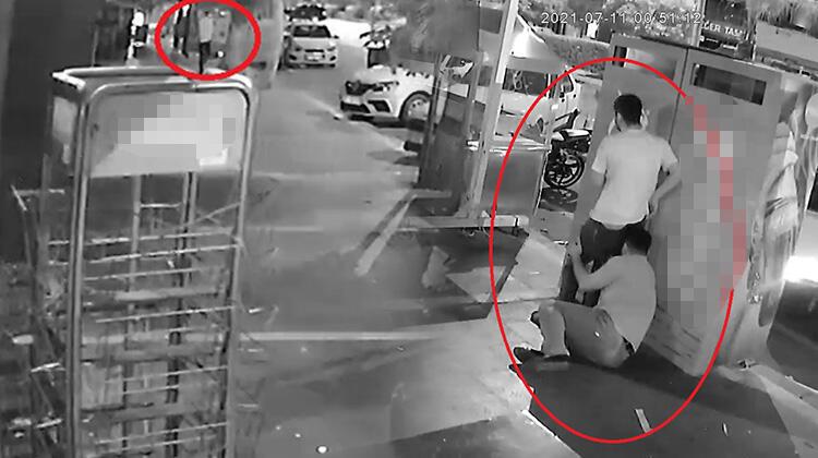 Restoran işletmecisine silahlı saldırı ve müşterilerin paniği kamerada