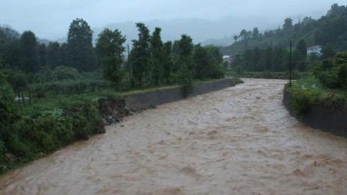 Rize'de aşırı yağış sonrası meydana gelen sel ve heyelanda 3 kişi kayboldu