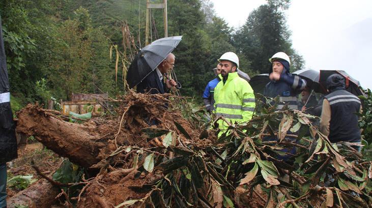 Rize'de heyelan! 31 köy yolu kapandı, 1 cip toprak altında kaldı