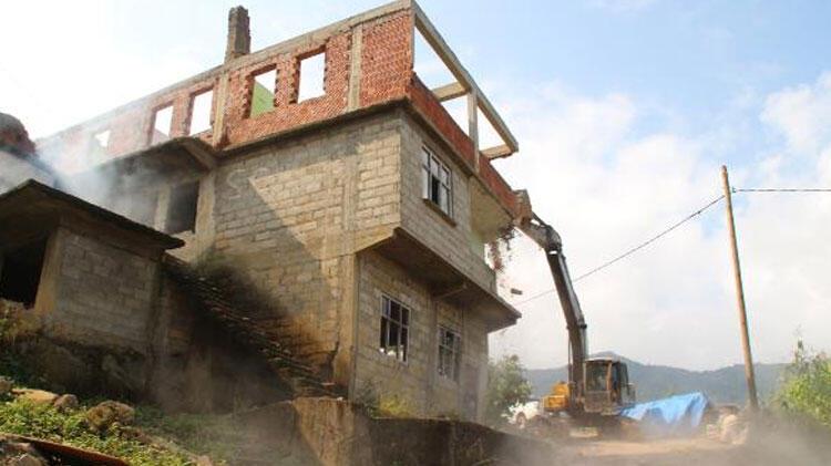 Rize’de heyelan riski altındaki yapıların yıkımı başladı
