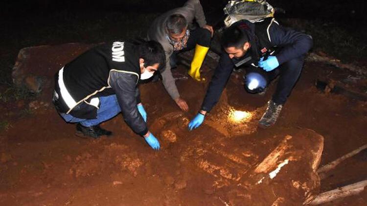 Roma dönemine ait gömülü mezar stelini çıkarmak isteyenlere suçüstü