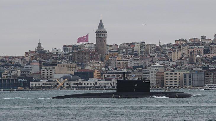 Rus denizaltısı İstanbul Boğazı'ndan geçti