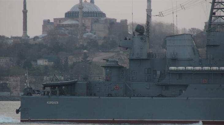 Rus savaş gemileri Boğaz'dan geçti! Dikkat çeken detay...
