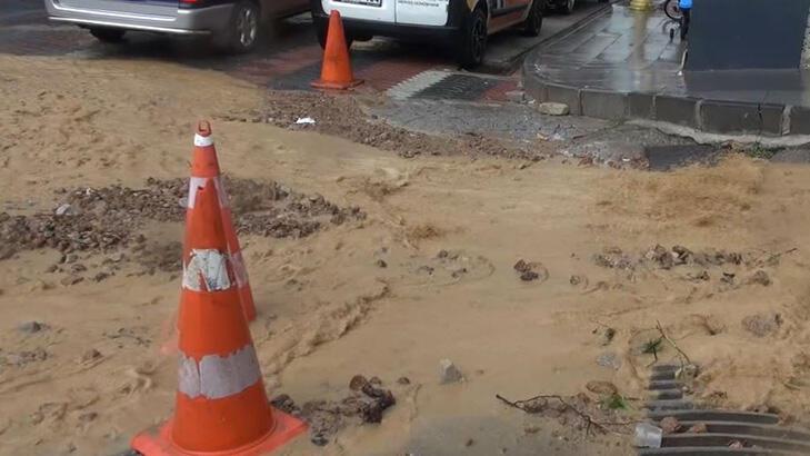 Sadece 10 dakika sürdü! Sokaklar göle döndü