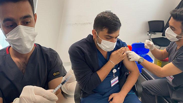 Sağlık çalışanları 4'üncü doz aşılarını olmaya başladı