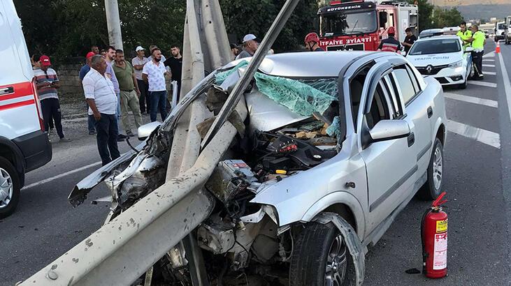 Sakarya'da bir araç bariyerlere ok gibi saplandı
