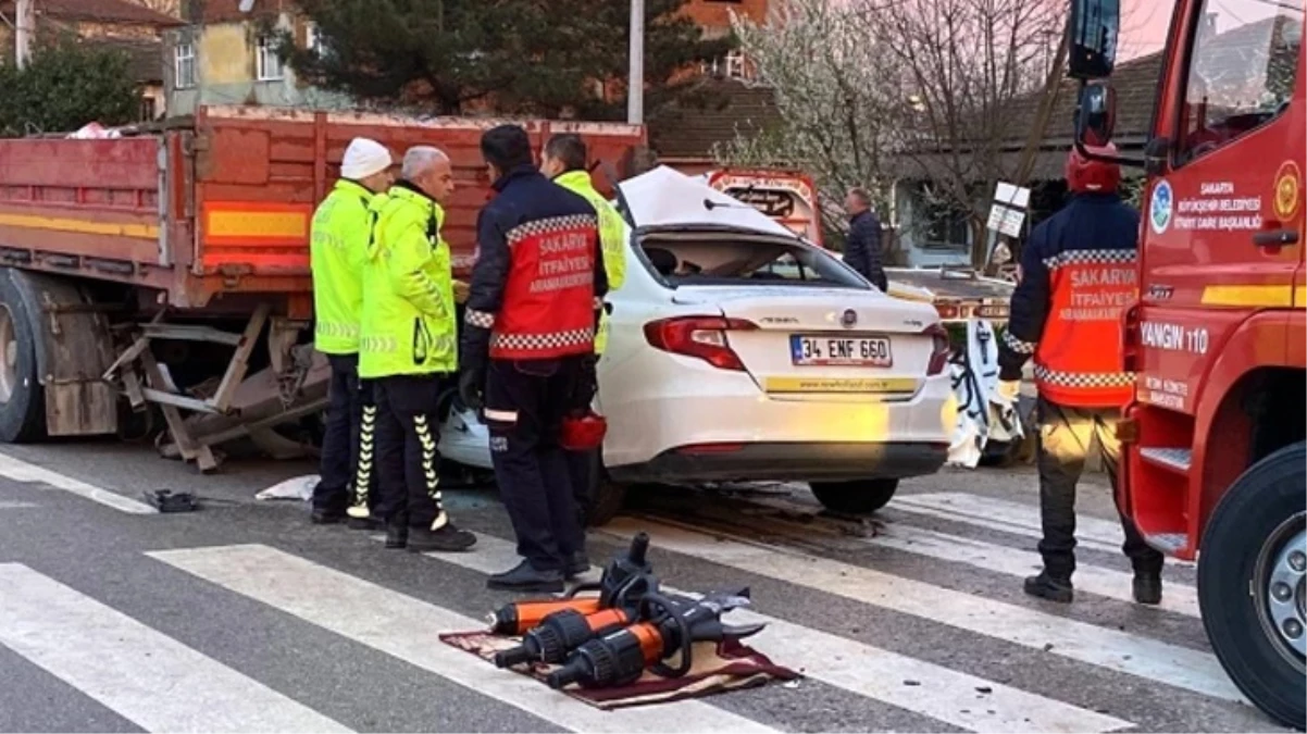Sakarya'da otomobil tıra saplandı: Sürücü hayatını kaybetti