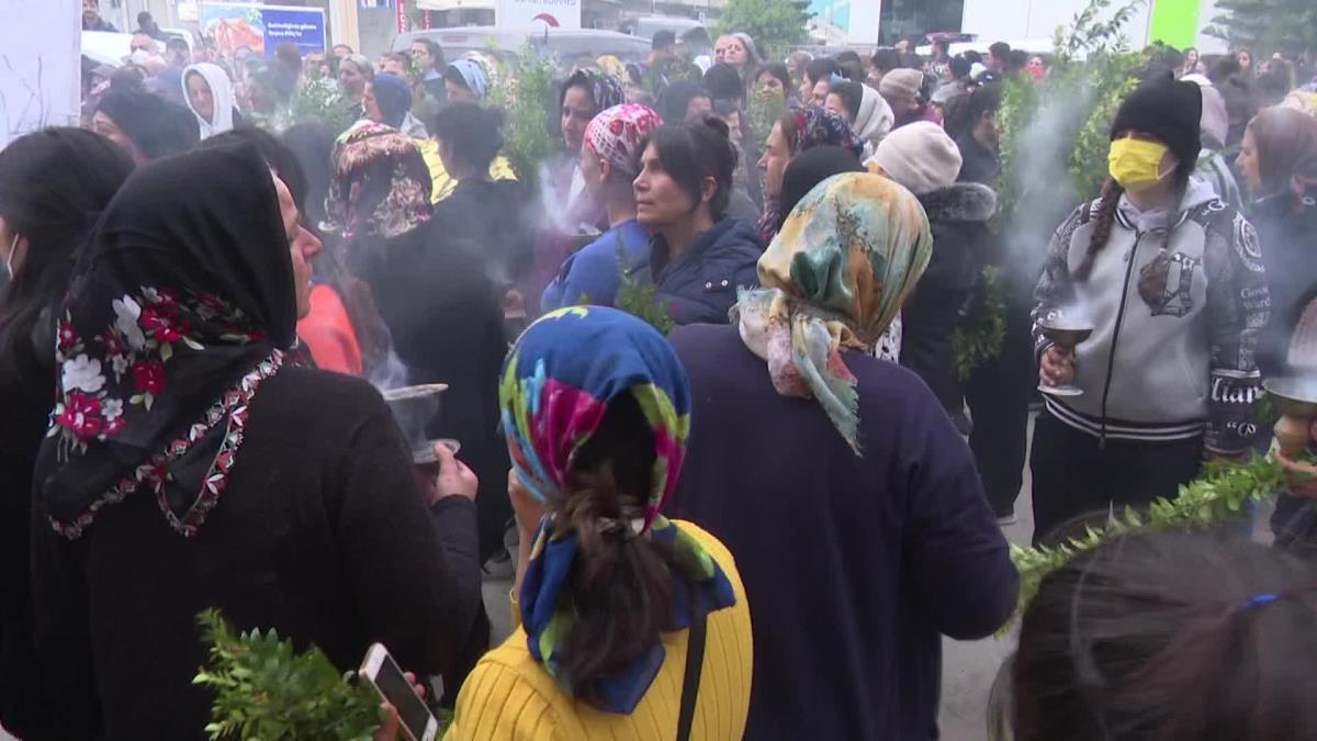Samandağlı Kadınlar, Depremde Yaşamını Yitirenler İçin Yürüdü.