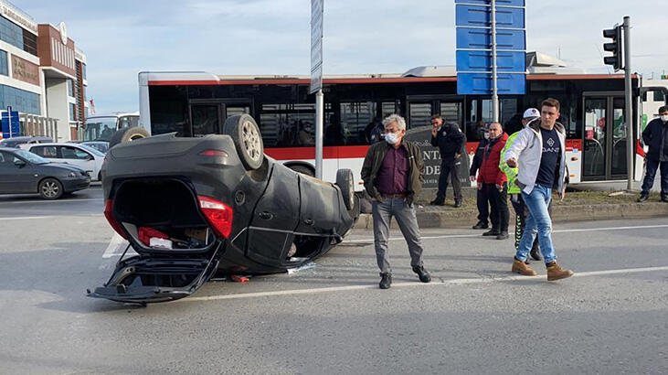 Samsun'da devrilen otomobildeki 2 kişi yaralandı