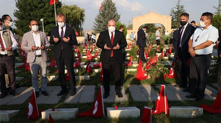 Sanayi ve Teknoloji Bakanı Varank, Dumlupınar Şehitliği'ni ziyaret etti