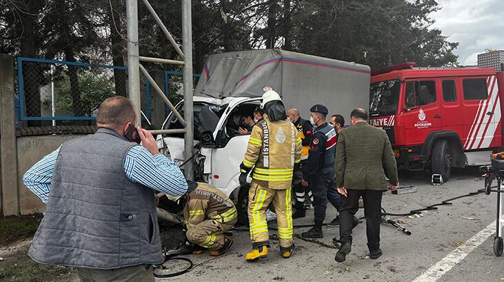 Sancaktepe'de kamyonet levha direğine çarptı
