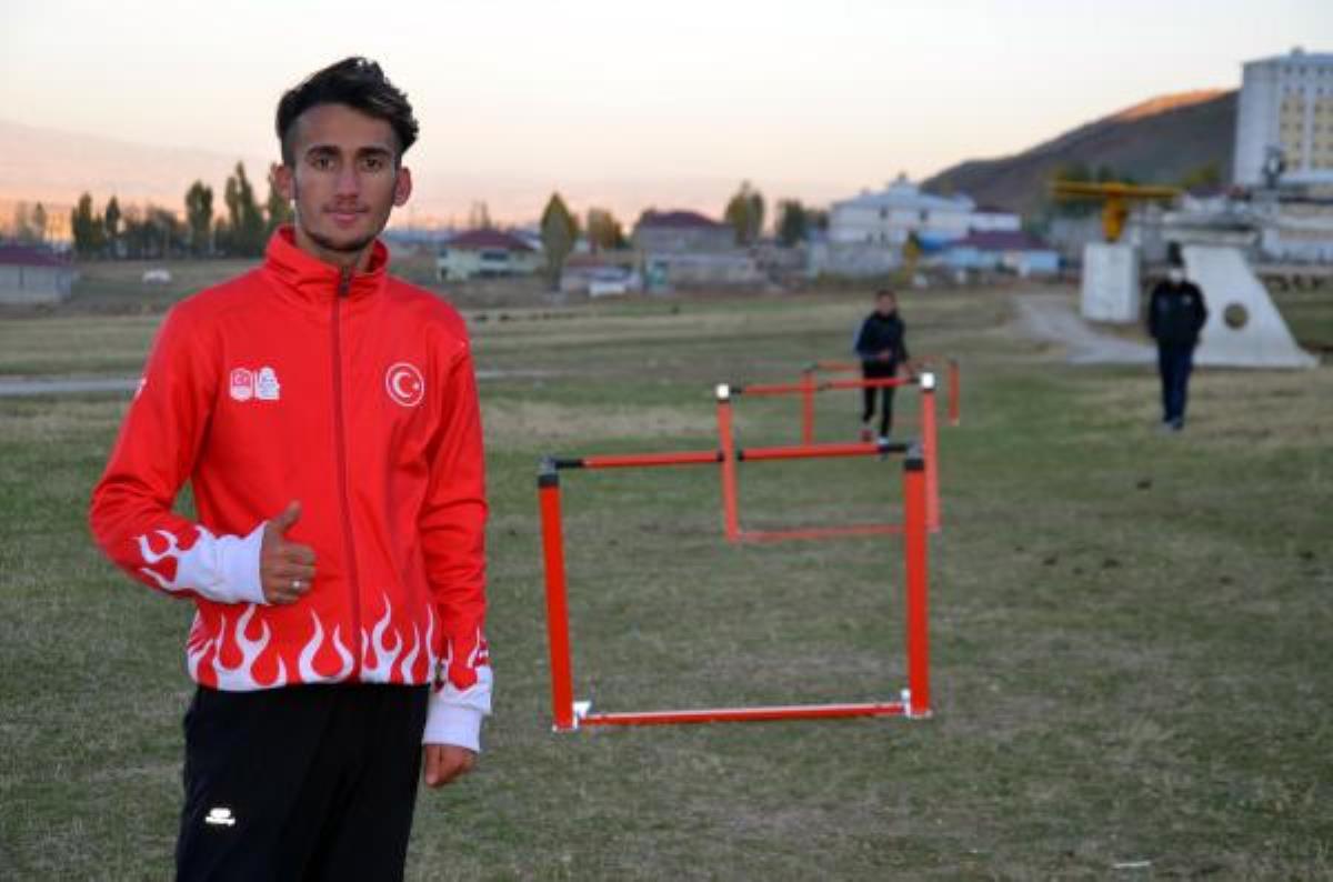 Sandalye ve sırıklarla parkur oluşturan milli atlete, malzeme yardımı