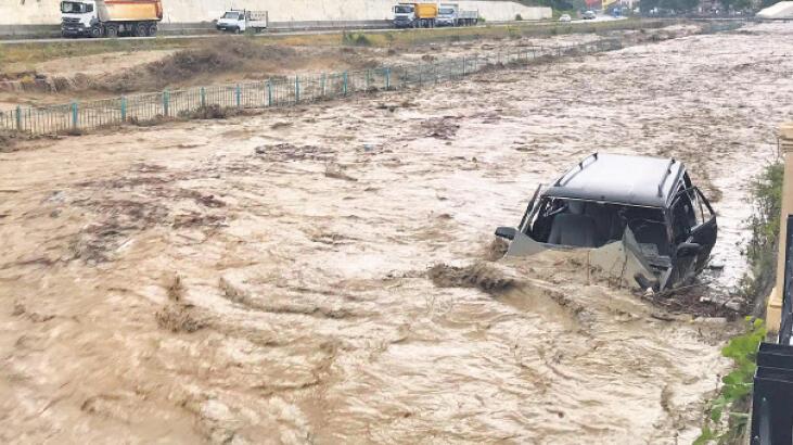 Saniyeler içinde köprüler yıkıldı