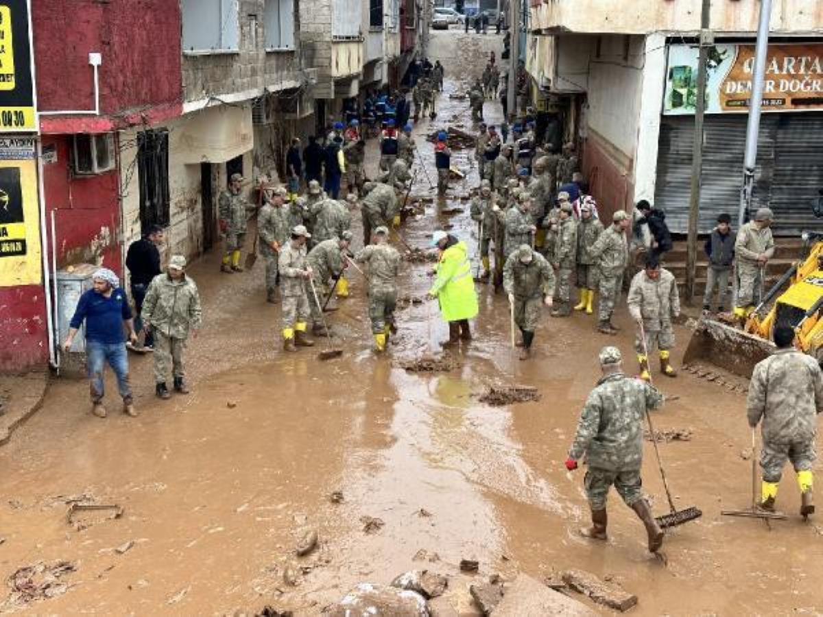ŞANLIURFA'DA 10 BİN PERSONEL İLE ÇAMUR TEMİZLİĞİ
