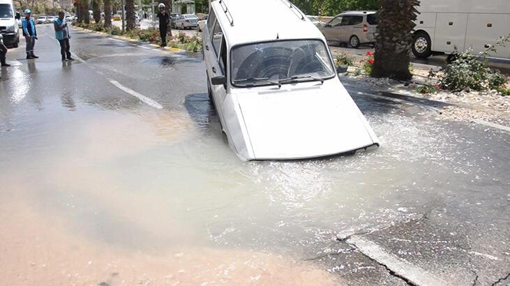 Şanlıurfa'da asfalt çöktü, otomobil çukura düştü