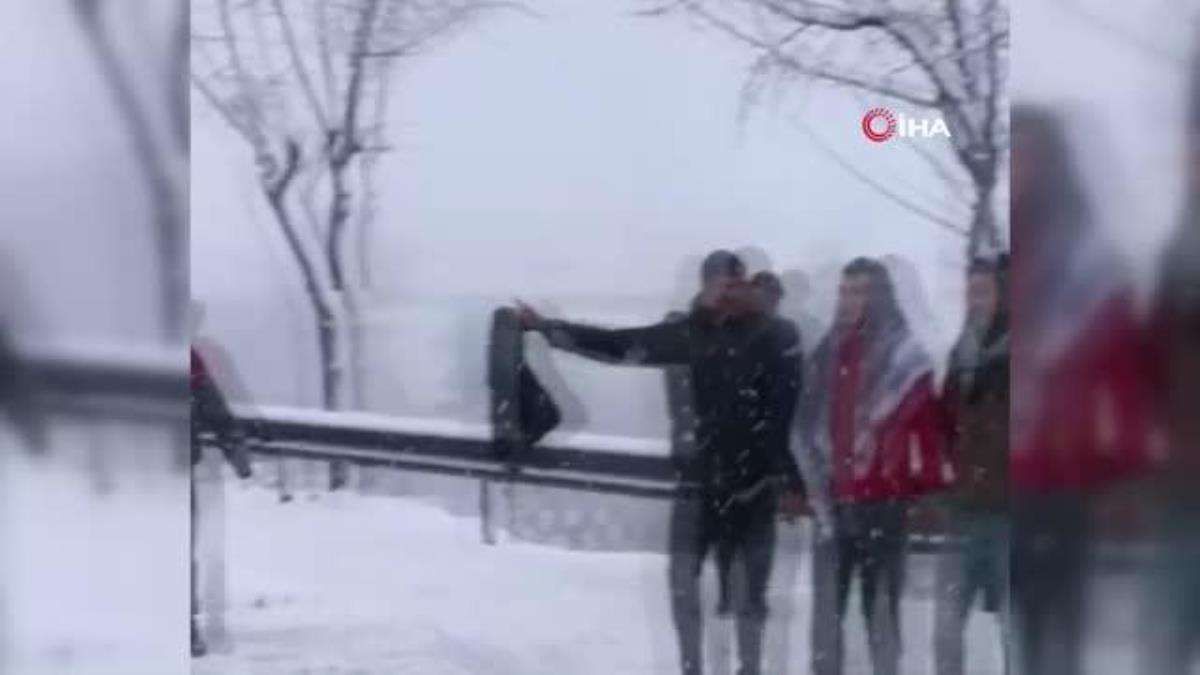 Şanlıurfa'da halaylı kar sevinci kameraya böyle yansıdı