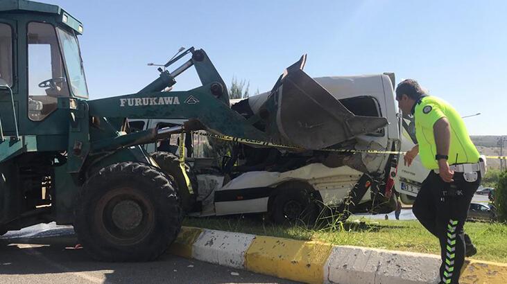 Şanlıurfa'da öğrenci servisiyle iş makinesi çarpıştı