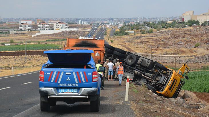 Şanlıurfa'da TIR şarampole devrildi! 3 yaralı