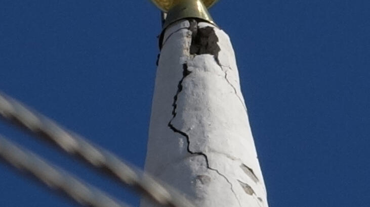 Şanlıurfa'da yıldırım isabet eden minare hasar gördü