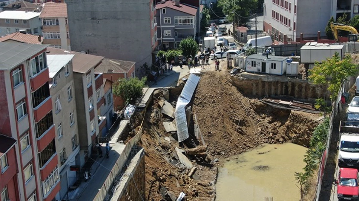 Sarıyer'de inşaat temel kazısı sırasında yol çöktü: Çevre binalar tahliye edildi