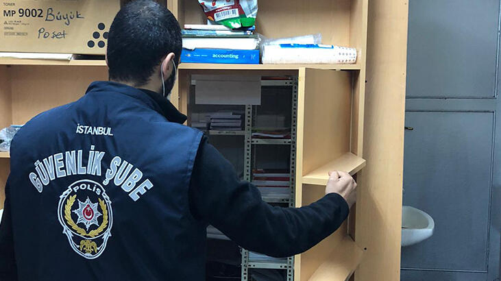 Sarıyer'de kitabevine baskın! Gizli bölmelerden çıktı