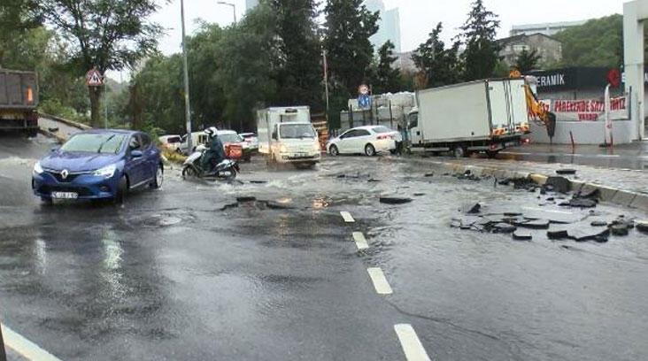 Sarıyer'de yol çöktü, Kağıthane'de toprak kaydı