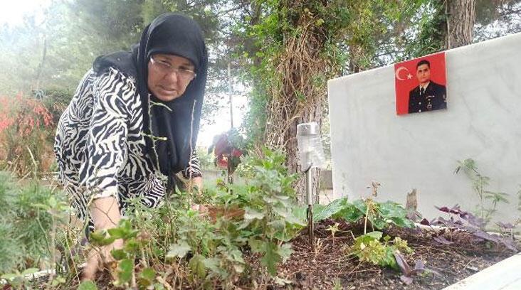 Şehit Başçavuş Ferhat Gedik'in annesinden hüzünlü mezar ziyareti