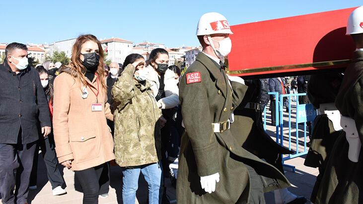 Şehit nişanlısını asker selamı ile uğurladı