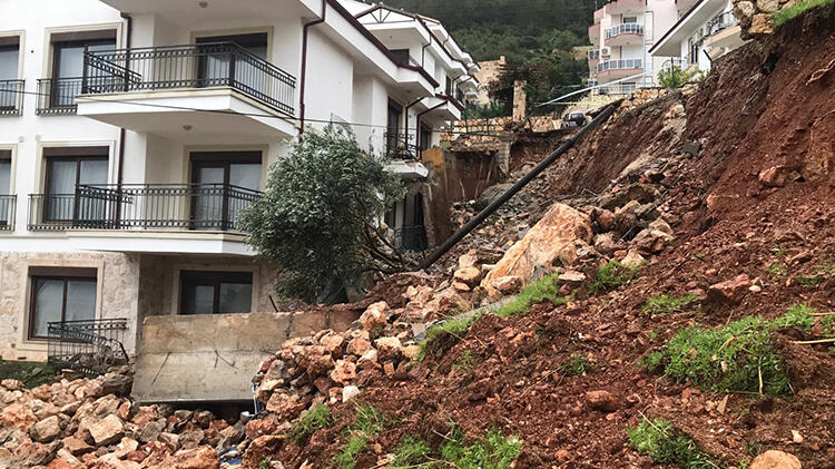 Sel iki kenti vurdu! 2 kişinin cansız bedeni bulundu