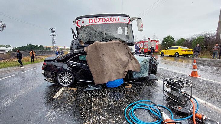 Servis midibüsü ile otomobil çarpıştı! 2 ölü, 15 yaralı