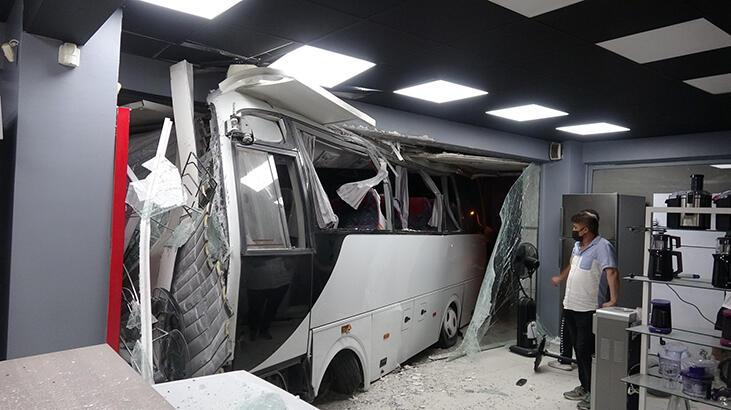 Servis midibüsü mobilya mağazasına girdi: Çok sayıda kişi yaralandı
