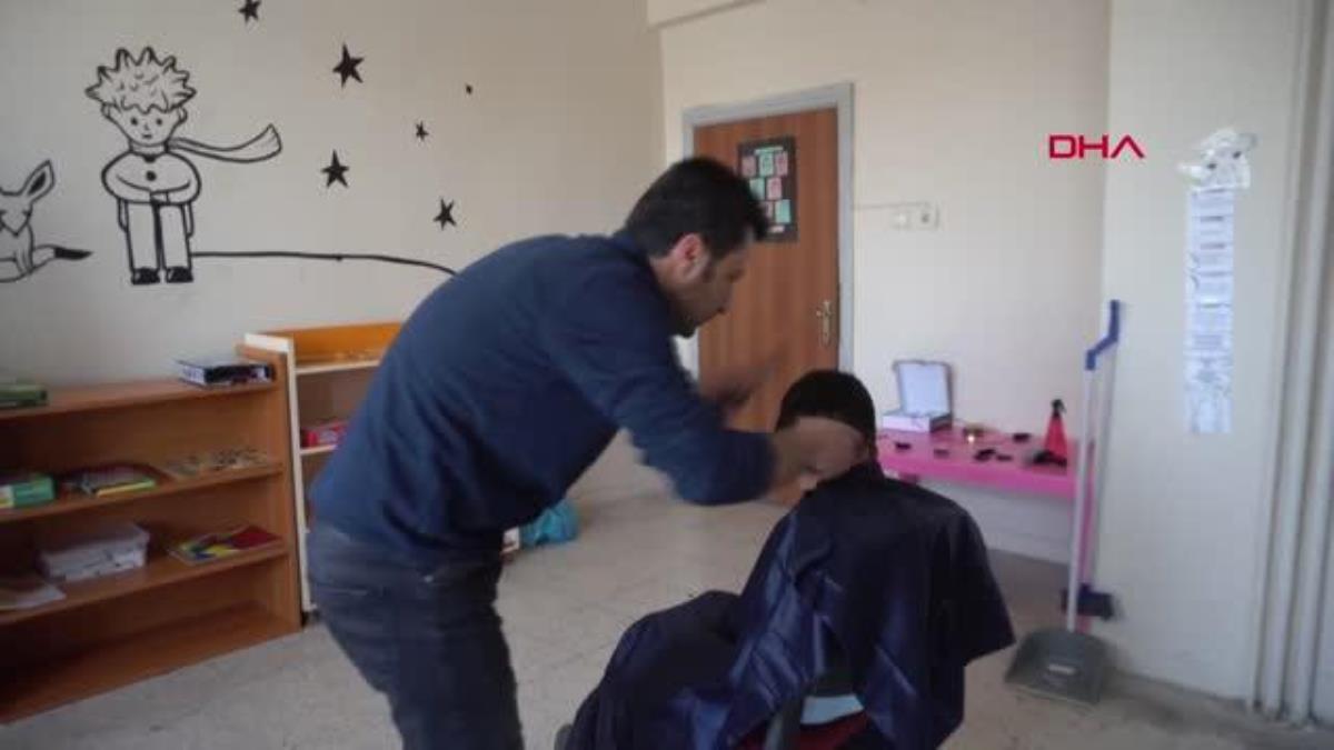 SİİRT'TE KEREM ÖĞRETMEN, GÖREV YAPTIĞI OKULDA ÖĞRENCİLERİNİ TIRAŞ EDİYOR