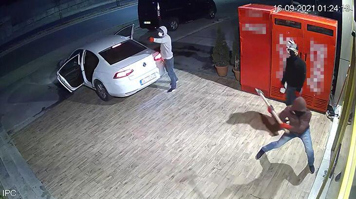 Silahla balyozla geldiler, sigara çalıp kaçtılar