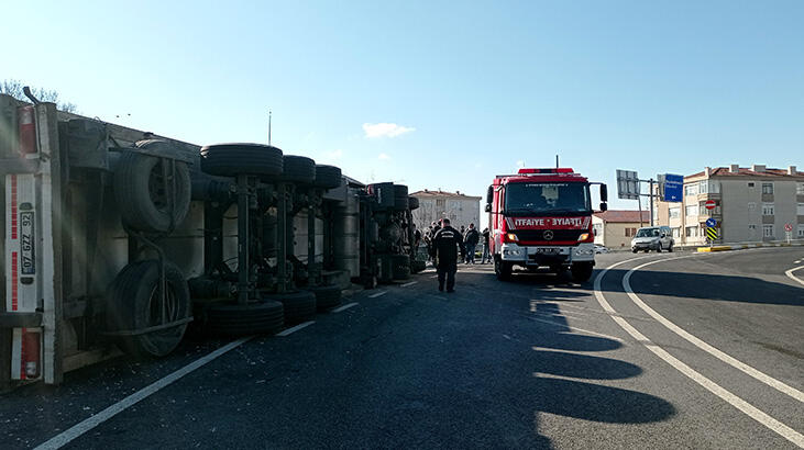 Silivri'de virajı alamayan TIR devrildi