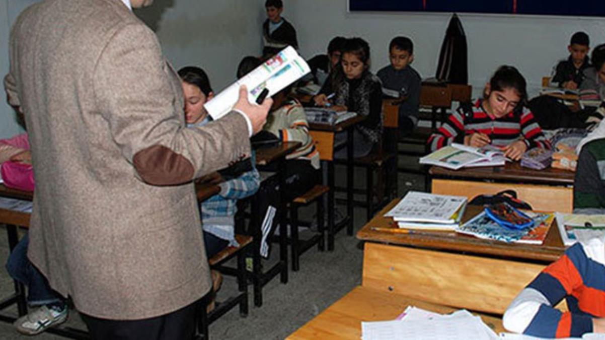 Sınıf öğretmeninin otizmli öğrencisinin karnesine yazdığı not okuyanları ağlattı