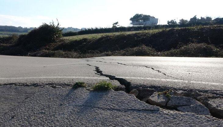 Sinop’ta korkutan manzara! Heyelan nedeniyle yol çöktü