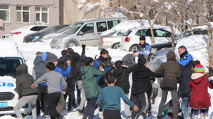 Şırnak’ta polisler ile çocukların kar eğlencesi