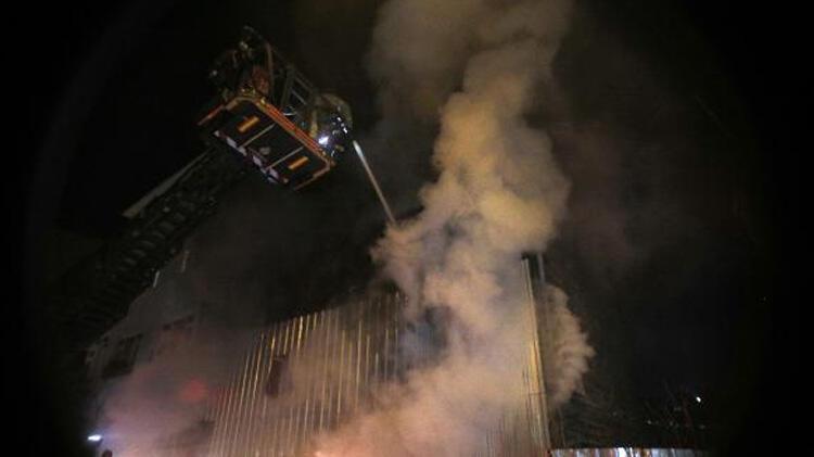 Şişli'de 3 katlı metruk binada yangın çıktı