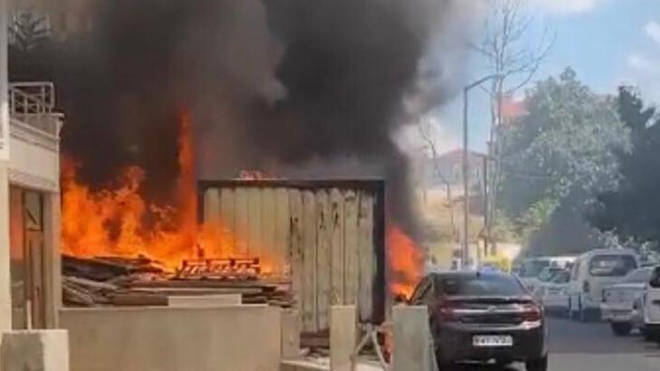 Şişli'de konternerde yangın çıktı! Alevler 2 otomobili hurdaya çevirdi