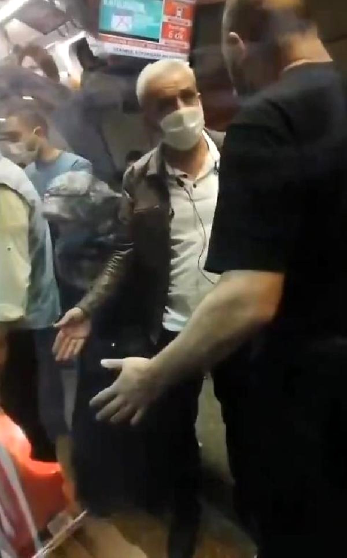 Şişli'de metro istasyonunda rayların arasına düşen genç kız yaralandı