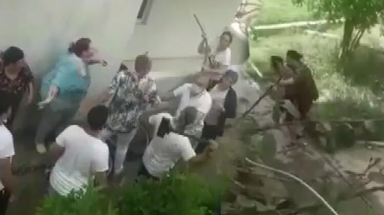 Site bahçesinde başlayan kavga, acil serviste devam etti!