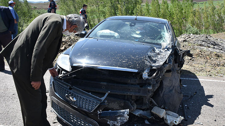Sivas'ta minibüs ile lüks araç çarpıştı: 9 yaralı