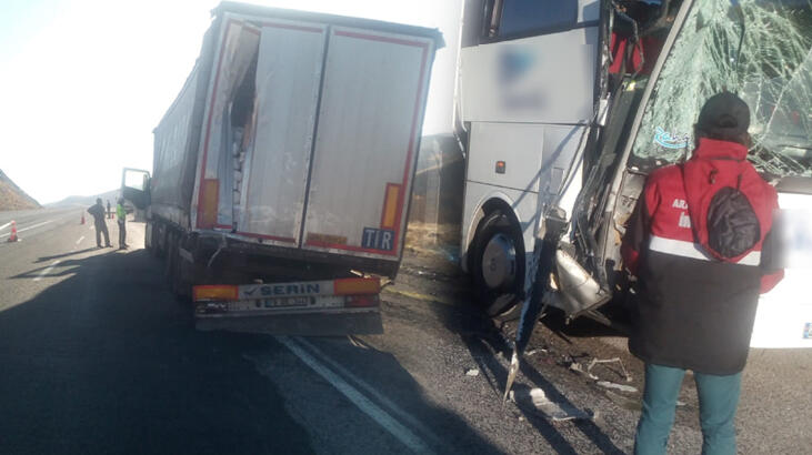 Sivas'ta yolcu otobüsü TIR'a arkadan çarptı: 6 yaralı