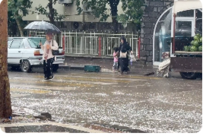 Siverek’te vatandaşlar yağmura hazırlıksız yakalandı
