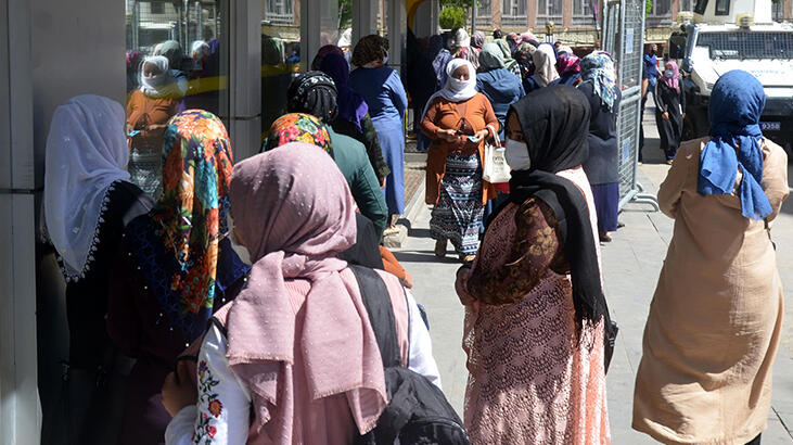 Siverek'te PTT şubesi önünde kuyruk